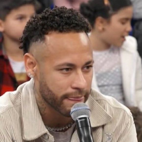 Neymar ficou no radar de alguns clubes, mas renovou contrato com o Santos até o fim de 2025