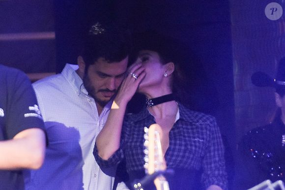 Paula Fernandes cobriu a boca para ter conversa reservada com homem não identificado durante show de Simone Mendes