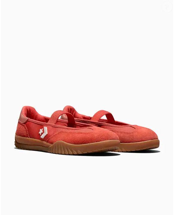 As tiras elásticas flexíveis do Converse Run Star Trainer Ballet Flat ajudam a garantir um ajuste seguro, enquanto o solado de borracha foi desenvolvido para oferecer tração e auxiliar na aderência ao caminhar