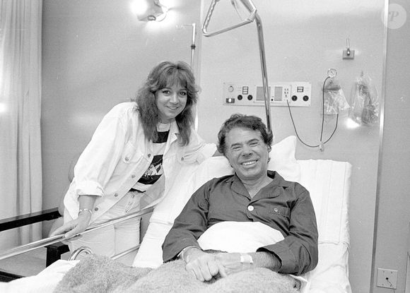 Silvio Santos morreu em 17 de agosto de 2024 aos 93 anos após 17 dias de internação vítima de broncopneumonia - na foto, apresentador e mulher, Íris, durante internação do comunicador nos anos 1980