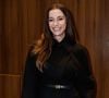 Elegância sem exageros! Mônica Martelli apostou em um sofisticado look all black com casaco acinturado, calça de alfaiataria e sapato social para prestigiar a estreia da peça "Mudando de Pele", de Taís Araújo