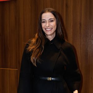 Elegância sem exageros! Mônica Martelli apostou em um sofisticado look all black com casaco acinturado, calça de alfaiataria e sapato social para prestigiar a estreia da peça "Mudando de Pele", de Taís Araújo
