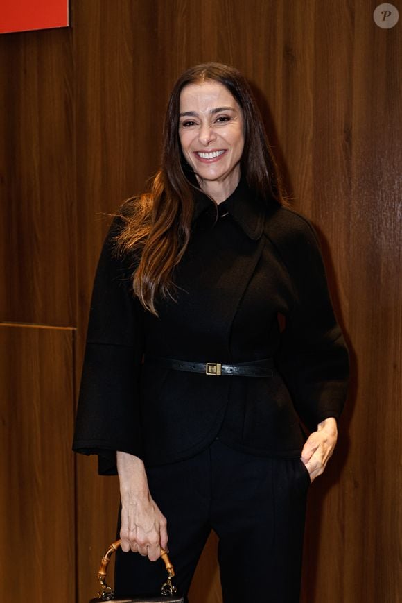 Elegância sem exageros! Mônica Martelli apostou em um sofisticado look all black com casaco acinturado, calça de alfaiataria e sapato social para prestigiar a estreia da peça "Mudando de Pele", de Taís Araújo