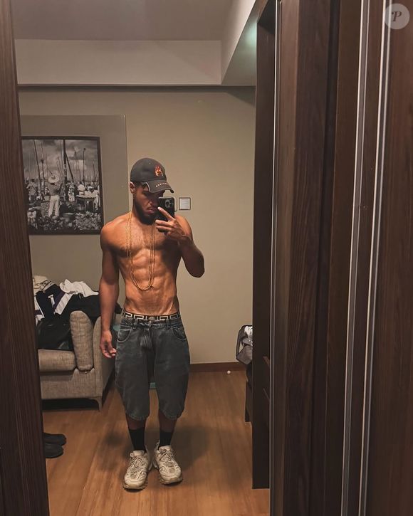 Filho de Preta Gil mostrou seu corpo todo definido em uma novo foto sem camisa em frente a um espelho