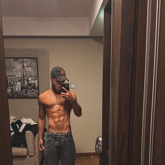 Filho de Preta Gil mostrou seu corpo todo definido em uma novo foto sem camisa em frente a um espelho