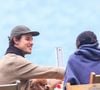 Esfriou! Bruna Marquezine e Shawn Mendes surgem agasalhados em passeio romântico pela orla carioca