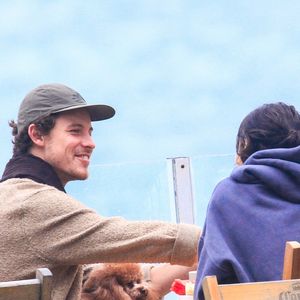 Esfriou! Bruna Marquezine e Shawn Mendes surgem agasalhados em passeio romântico pela orla carioca