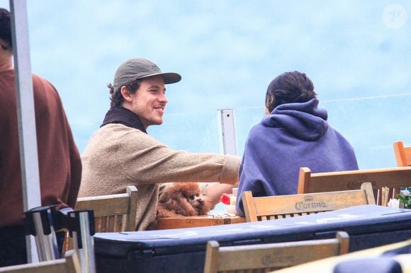 Esfriou! Bruna Marquezine e Shawn Mendes surgem agasalhados em passeio romântico pela orla carioca