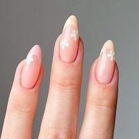 Unhas decoradas delicadas e nude para a Primavera 2025: 13 versões de nail art para copiar o quanto antes!