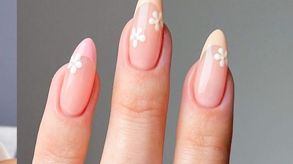 Unhas decoradas delicadas e nude para a Primavera 2025: 13 versões de nail art para copiar o quanto antes!