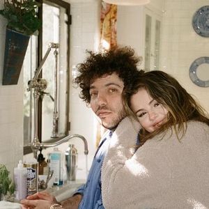 Selena Gomez está noiva do produtor Benny Blanco.