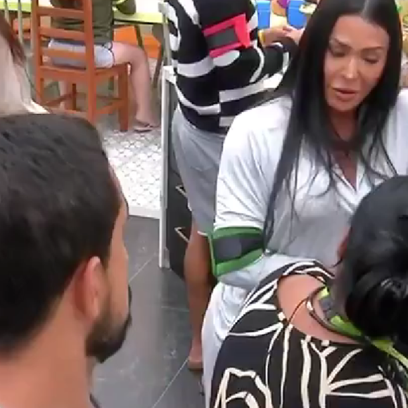 Gracyanne Barbosa respondeu para dona Delma: 'Eu tô comendo metade do que eu como. Quatro ovos. Eu como oito de manhã', citou a famosa.