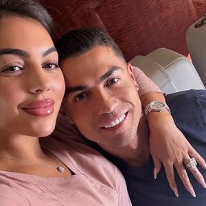 Cristiano Ronaldo e a esposa, Georgina Rodríguez, vivem em uma mansão luxuosa em um condomínio nobre de Cascais, Portugal