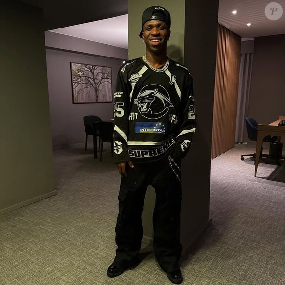 Já Vini Jr., de acordo com o portal Exame, renovou contrato com o Real Madrid até 2030 no valor de 100 milhões de euros (cerca de R$ 600 milhões) - tornando-se o atleta mais bem pago do clube