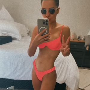 Maiara não se intimidou e compartilhava fotos de biquíni com frequência na web