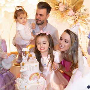 Thaeme Mariôto concilia vida de artista com a rotina em família e cuidados consigo mesma