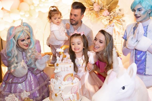 Thaeme Mariôto concilia vida de artista com a rotina em família e cuidados consigo mesma