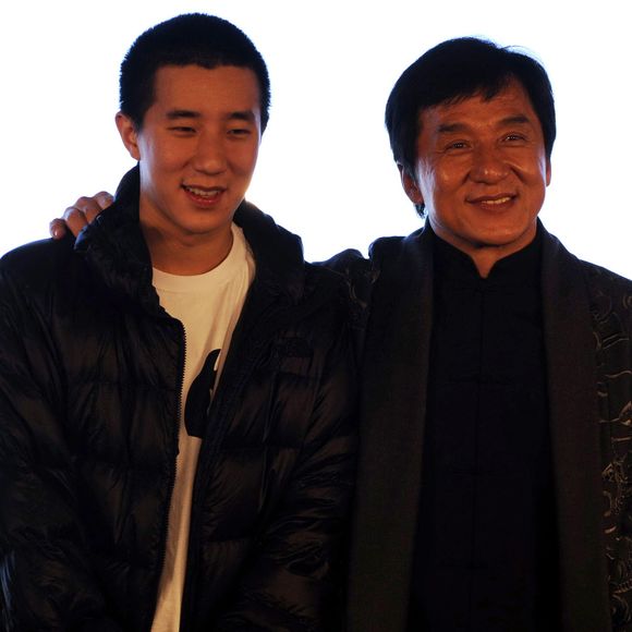 Jaycee Chan já teve atitudes que deixaram Jackie Chan decepcionado e envergonhado. Em 2014, ele foi preso na China por porte ilegal de maconha, o que foi um grande escândalo, especialmente porque Jackie é embaixador antidrogas e combate ativamente o uso de substâncias ilícitas.