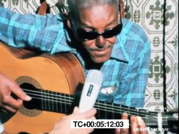 Sambista Cartola ficou com olhos escuros após cirurgia no nariz, o que o levou a usar óculos