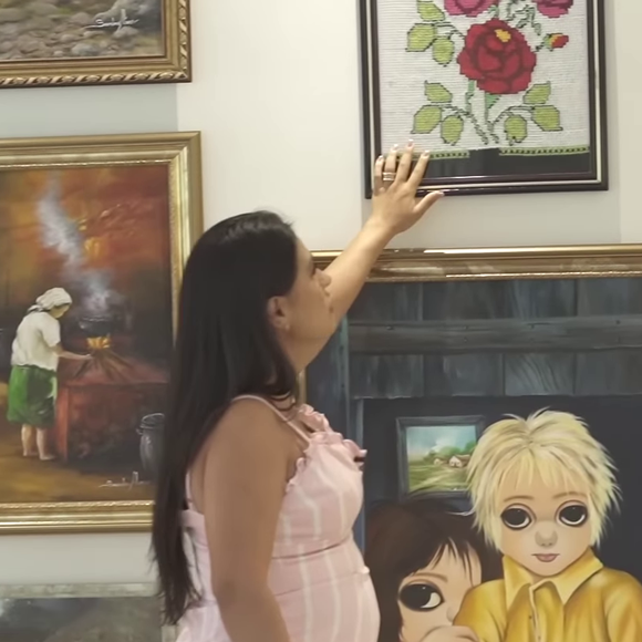Simone Mendes decorou sala de estar com obras de arte que contam sua história