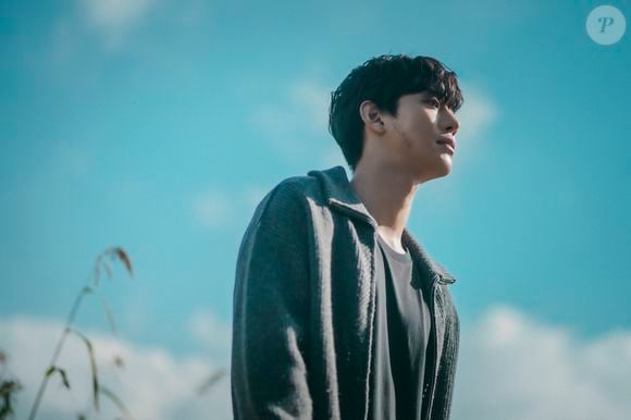 Nessa nova realidade ela conhece Nam Si-heon, interpretado por Ahn Hyo-seop, que é idêntico ao seu namorado falecido