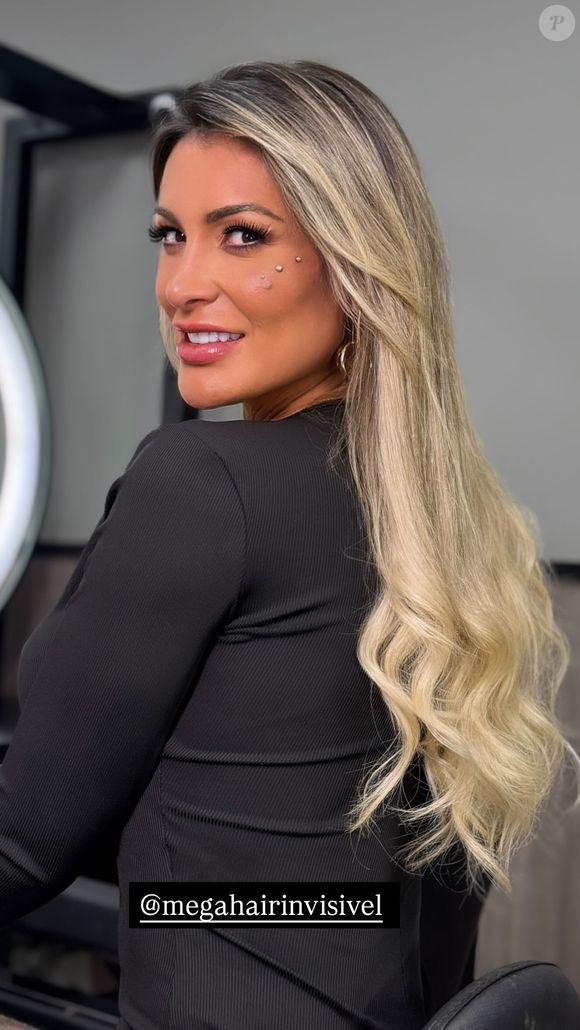 Técnica de mega hair escolhida por Andressa Urach valorizou sua beleza