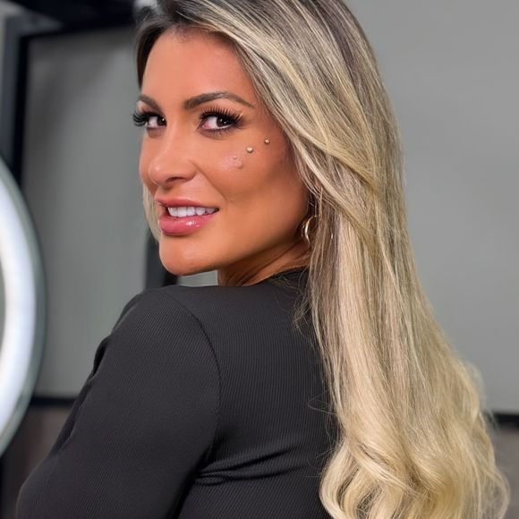 Técnica de mega hair escolhida por Andressa Urach valorizou sua beleza