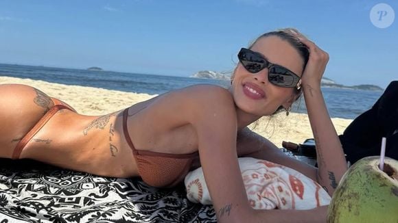 Yasmin Brunet exibe corpo sequinho em praia do Rio e virilha sarada rouba a cena em fotos de biquíni