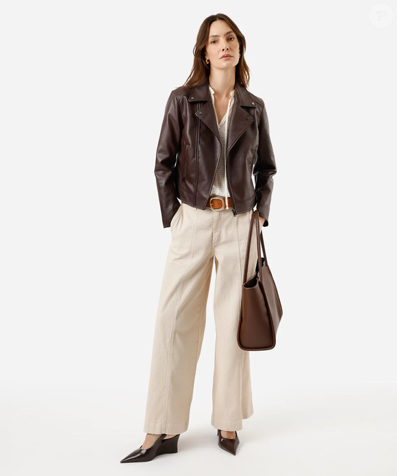 A calça wide leg feminina de veludo cotelê bege da Renner é uma aposta para os dias mais frios e combina com tênis em tons neutros para criar uma produção confortável e elegante