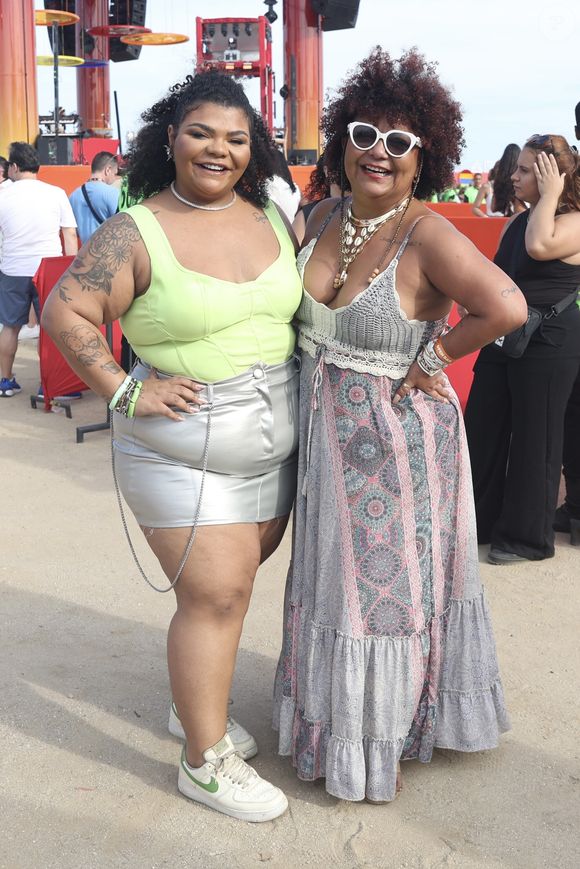 Flora e Babi Cruz no show de Ivete Sangalo