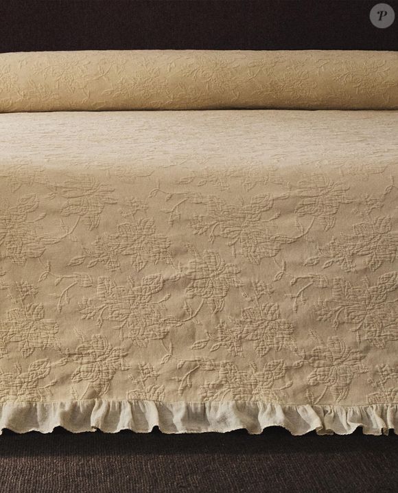 3. Colcha jacquard com babados é uma colcha elegante e delicada confeccionada em 100% algodão jacquard