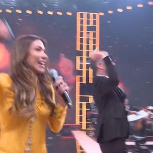 Patrícia Abravanel levou aviõezinhos de Silvio Santos para Luciano Huck jogar para a plateia