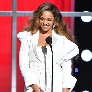 Ícone de consistência e trajetória construída com propósito, Beyoncé foi usada por Tina Brown como contraponto à instabilidade de Meghan Markle: 'Ela tenta ser uma Beyoncé do dia pra noite, mas sem o caminho sólido que Beyoncé percorreu'