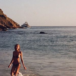 Sasha aposta na ousadia e faz topless em viagem à Itália, revelando tatuagem secreta de Leão