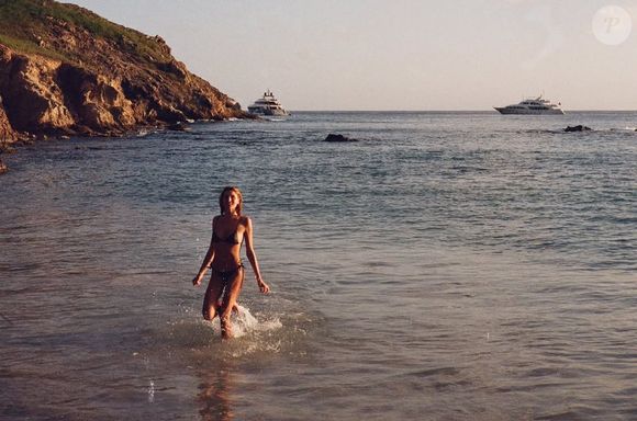 Sasha aposta na ousadia e faz topless em viagem à Itália, revelando tatuagem secreta de Leão