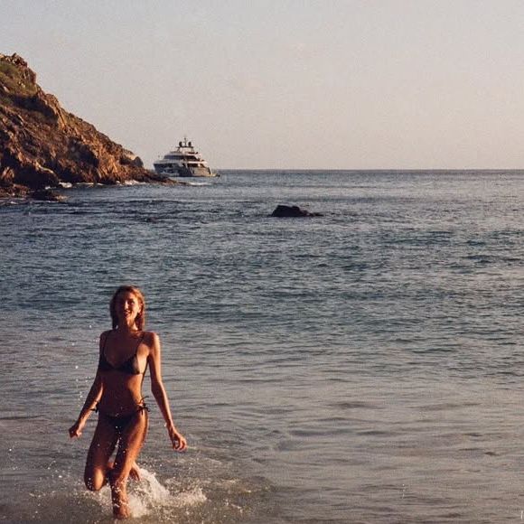 Sasha aposta na ousadia e faz topless em viagem à Itália, revelando tatuagem secreta de Leão