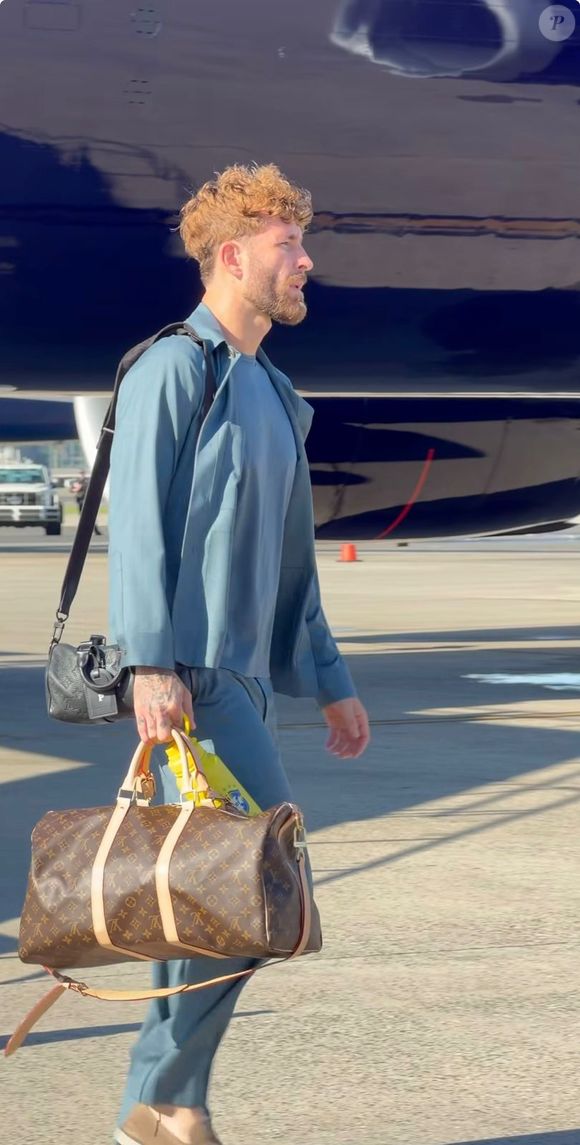 O zagueiro Léo Pereira investiu em uma clássica Keepall 45 Bandoulière, da Louis Vuitton, avaliada em R$ 18,2 mil