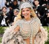 Retorno de Beyoncé ao Met Gala 2026 impressiona com look brilhoso