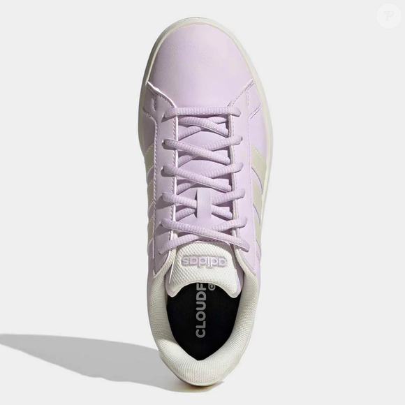Com as tradicionais três listras da Adidas e uma silhueta atemporal, o Grand Court Base 3.0 prova que não é preciso investir em modelos caros para conquistar um visual moderno e elegante