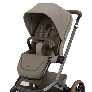 Outro item que não passou despercebido foi o carrinho de bebê utilizado pelo casal, da marca Maxi-Cosi. Encontramos o modelo Fame, bem semelhante na cor Twillic Truffle. O produto está disponível por R$ 6.999 no site da marca, mostrando que conforto e sofisticação também fazem parte da rotina da família