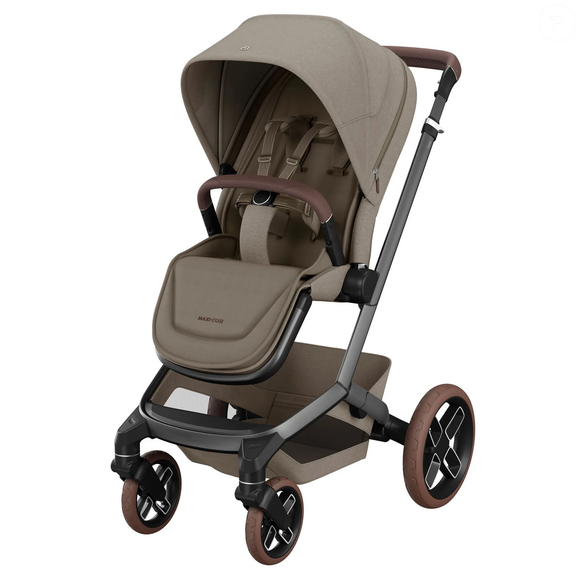 Outro item que não passou despercebido foi o carrinho de bebê utilizado pelo casal, da marca Maxi-Cosi. Encontramos o modelo Fame, bem semelhante na cor Twillic Truffle. O produto está disponível por R$ 6.999 no site da marca, mostrando que conforto e sofisticação também fazem parte da rotina da família