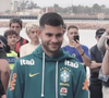 Endrick aparece entre os jogadores da Seleção Brasileira durante a cerimônia de boas-vindas realizada pelos Wulgurukaba na Austrália