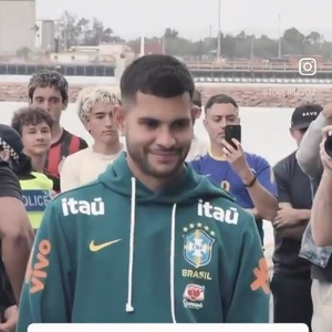 Endrick aparece entre os jogadores da Seleção Brasileira durante a cerimônia de boas-vindas realizada pelos Wulgurukaba na Austrália