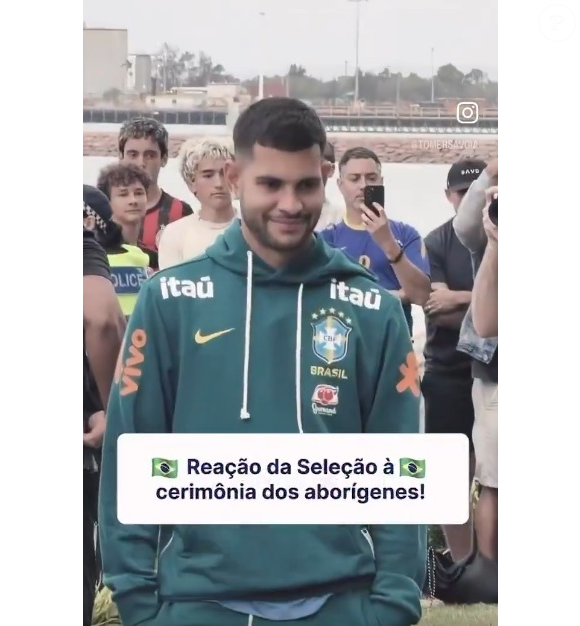 Endrick aparece entre os jogadores da Seleção Brasileira durante a cerimônia de boas-vindas realizada pelos Wulgurukaba na Austrália