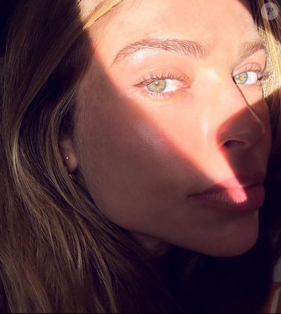 Grazi Massafera ainda publicou uma selfie, onde destacou toda sua beleza