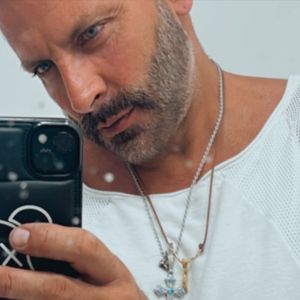 Henri Castelli pede uma indenização de R$ 50 mil à mulher, além as custas processuais