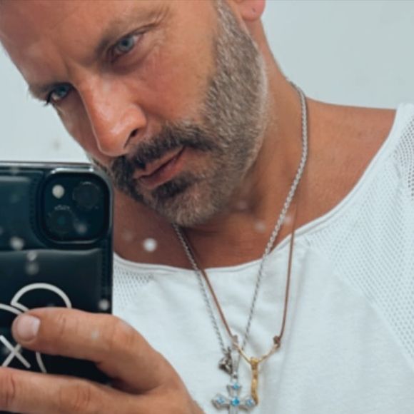 Henri Castelli pede uma indenização de R$ 50 mil à mulher, além as custas processuais