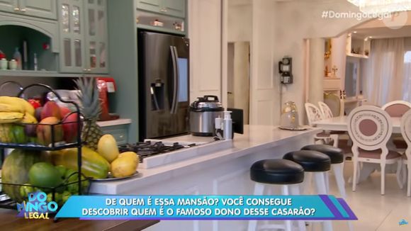 Casa do sertanejo Marcos junta cozinha e sala