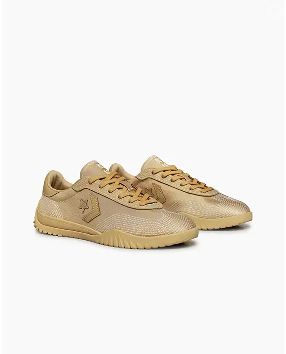 Em tom bege dourado que lembra 'pelo de camelo', o novo tênis da Converse aparece como o curinga elegante que combina com vestidos, jeans e alfaiataria