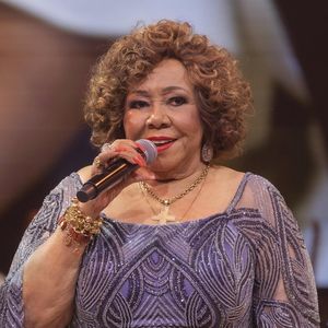 Alcione sofreu racismo, machismo e preconceitos sociais. “Negra, nordestina e mulher. A gente sofre”, disse Alcione durante participação no Conversa com Bial, em 2019.